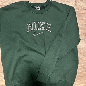 Custom Nike crewneck, barely worn, good quality!
